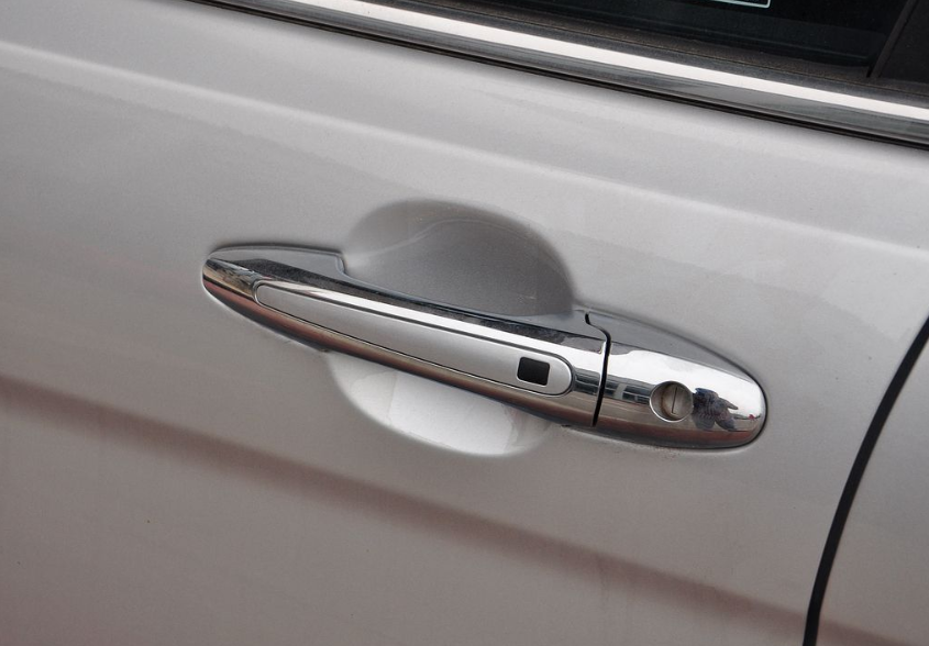 汽车门把手只能用来开门?它的三个"隐藏功能",提高驾驶安全