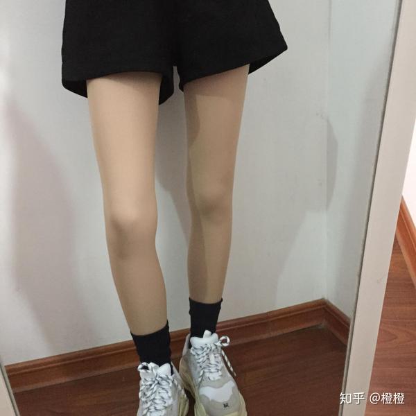 在家我妈就问我冷不冷,是傻子,不穿袜子裤子,我露出了邪恶的眼神
