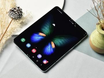 三星galaxyfold2再曝光前后挖空屏120hz刷新率