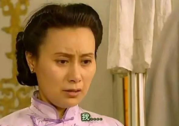 "文佩"扮演者64岁徐幸,穿旗袍搭珍珠项链精致高贵,照穿洋气