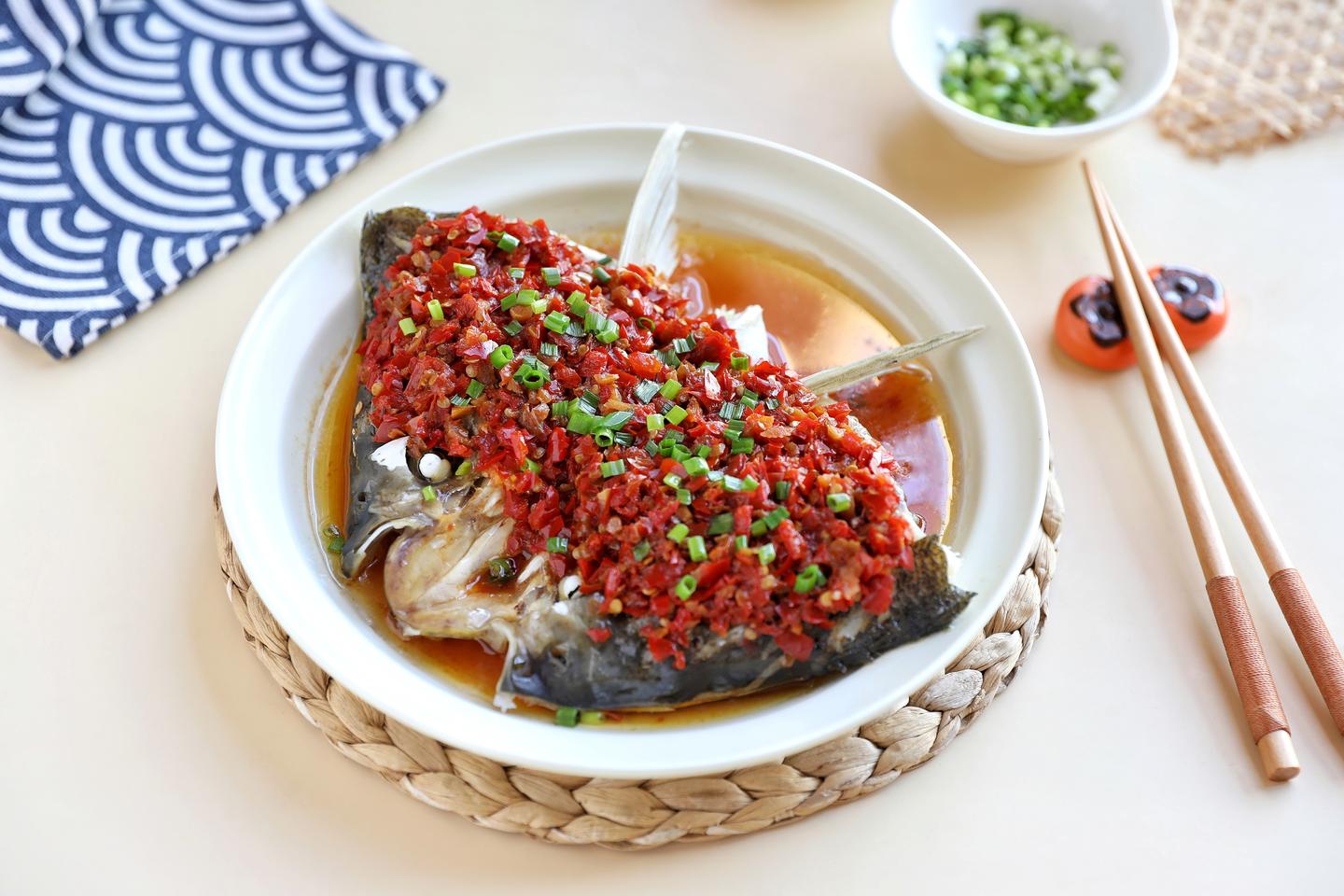 巨好吃的鲜辣剁椒鱼头多加一步鱼肉鲜嫩入味一整个鱼头都不够吃