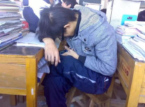 孩子玩手机上瘾,家长该怎么办?