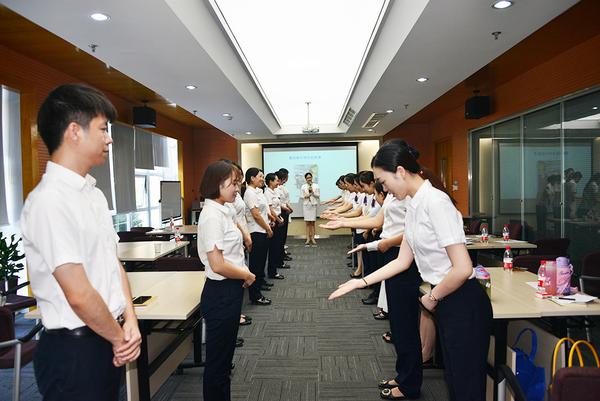 其中,学员们纷纷表示,跟着老师实际演练鞠躬礼,欠身礼以及奉茶礼,不仅