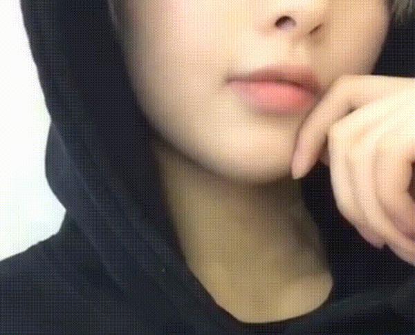 俏皮地吐舌头?