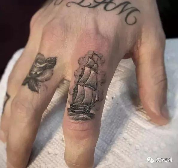 手指上的纹身易晕色,但还是有很多人纹