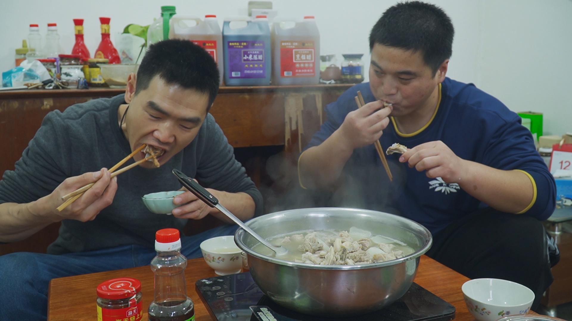阿远烤红柳羊肉串,整整串了25大串,炭烤10分钟,一嘴下去真过瘾