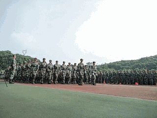 大爱开学季没有大太阳底下站过军姿怎么敢说你有过青春