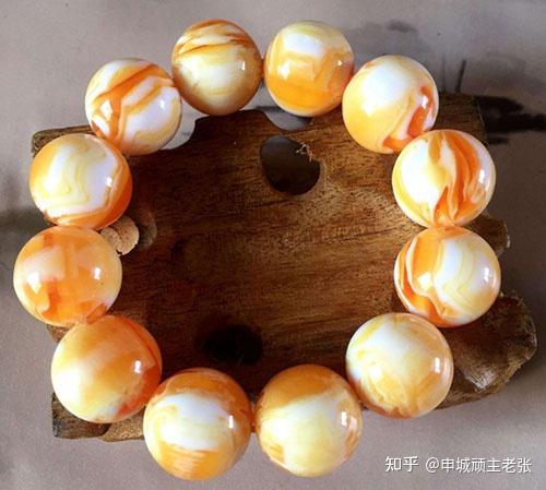 ④ 看纹理蜜蜡是天然流淌纹,十分自然,塑料都是明显的拉丝纹,搅拌纹