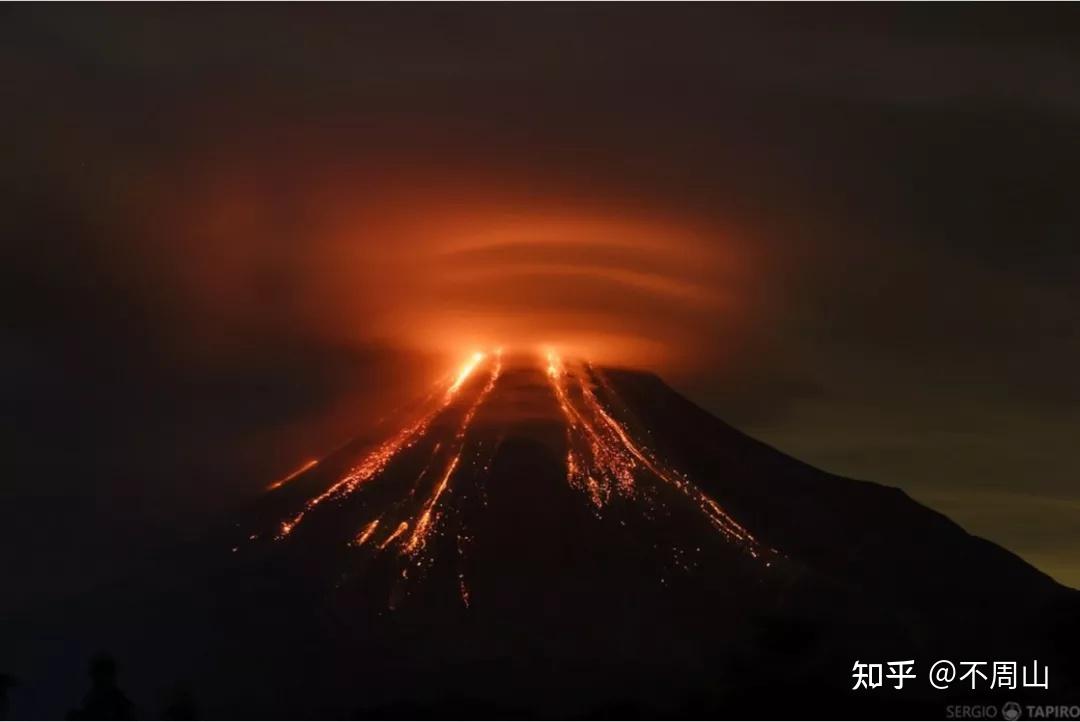 2015 年 12 月,为了拍摄科利马火山喷发的场景,作者在刺骨的寒风中