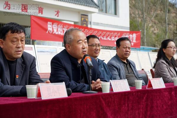 岷县党史办主任科员何绪道为大家讲述"红军长征在岷县"的党课(包新田