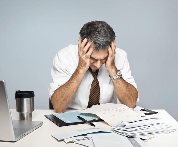 男子因工作太累未让座被大爷怒骂,工作压力压垮了多少男人的健康?
