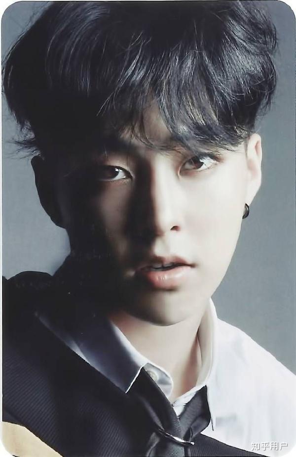 如何评价exo成员金珉锡(xiumin)的长相?