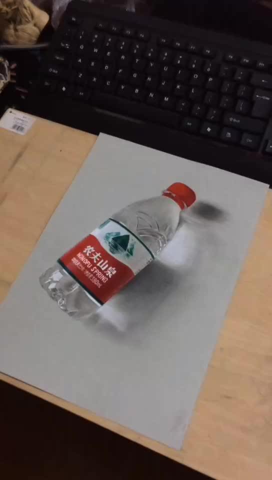 画材:绿辉 ,灰色卡纸彩铅马克笔3d超写实绘画矿泉水瓶https://www.