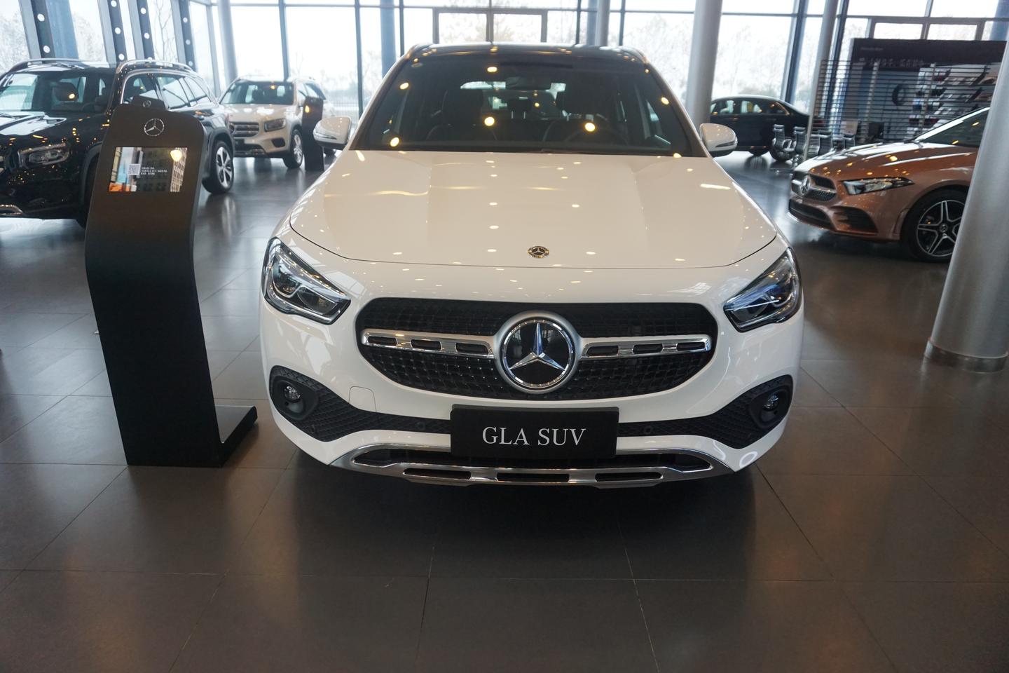 2020款奔驰gla180,2020款奔驰gla200 2020款奔驰gla实车到店车头大改北极白配色很大气