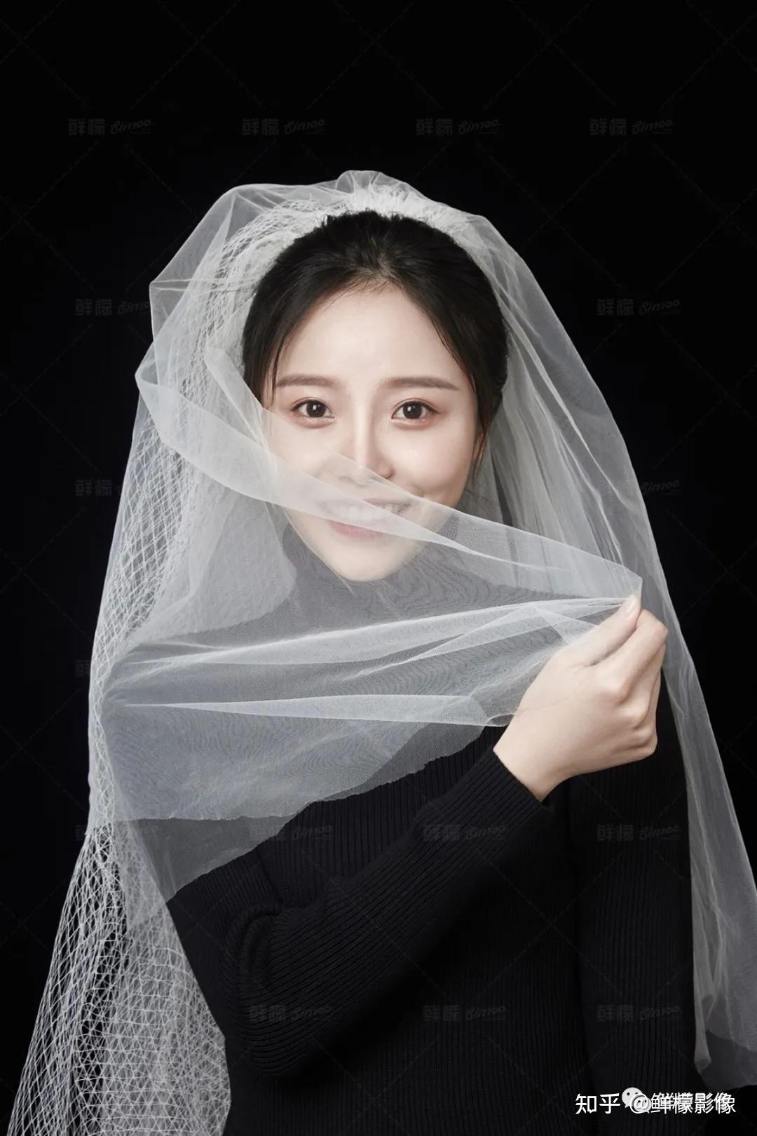 一件黑色服装加头纱就可拍出美美的照片,写实又日常,满满的青春感而又
