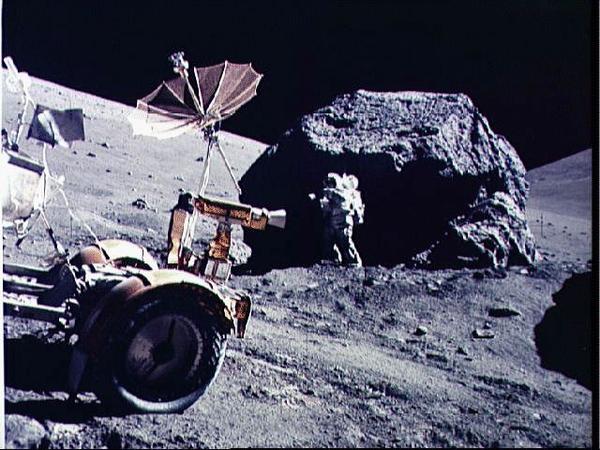 图注:阿波罗17号宇航员正在月球车旁进行采样,地面上深色的脚印显示了