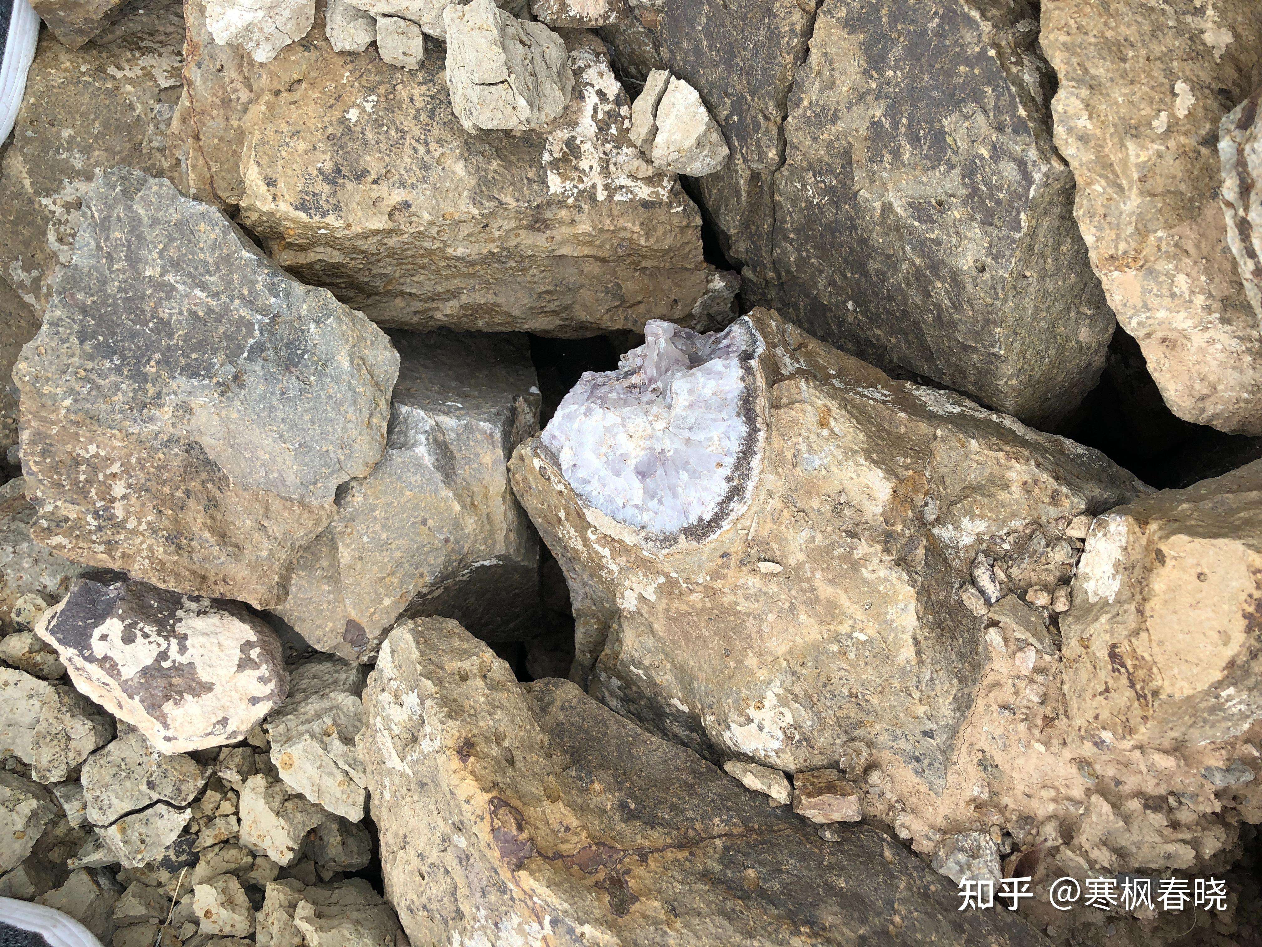 请问怎么去山上找水晶矿脉跪求专业解答