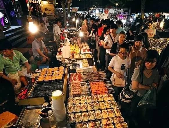 灯火辉煌的夜宵摊
