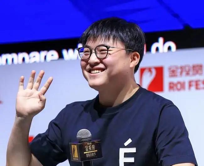 他凭借一手酒桶让很多人认识了他,解说泽元说他根骨清奇,而且还表示