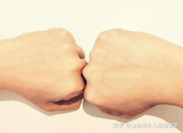 请大家握起自己的两个拳头,对比一下,双侧大小差距大不大?