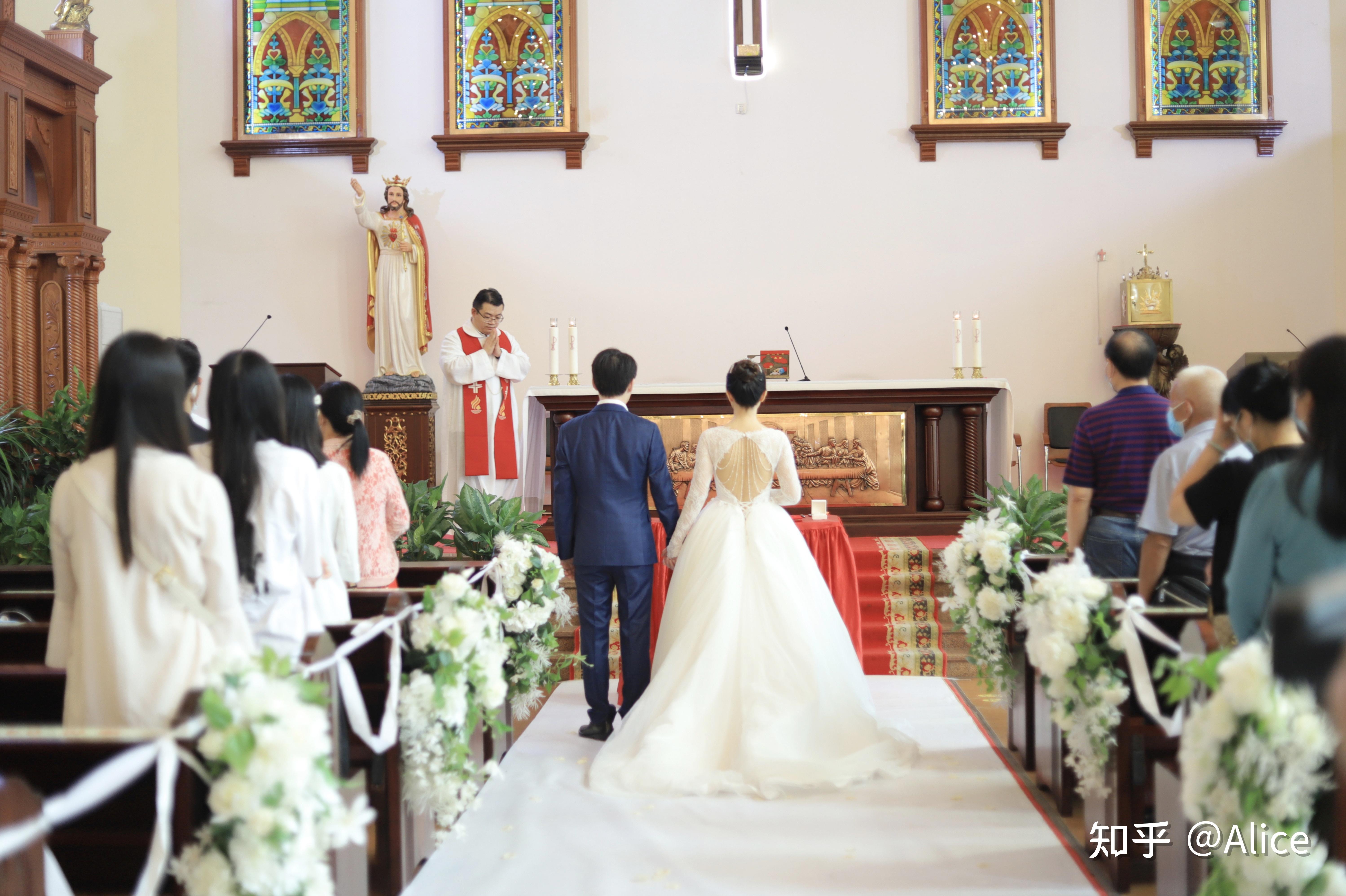 唯美的小众婚礼叫上自己双方家长亲戚搭配白绿色系的风格布置透过教堂