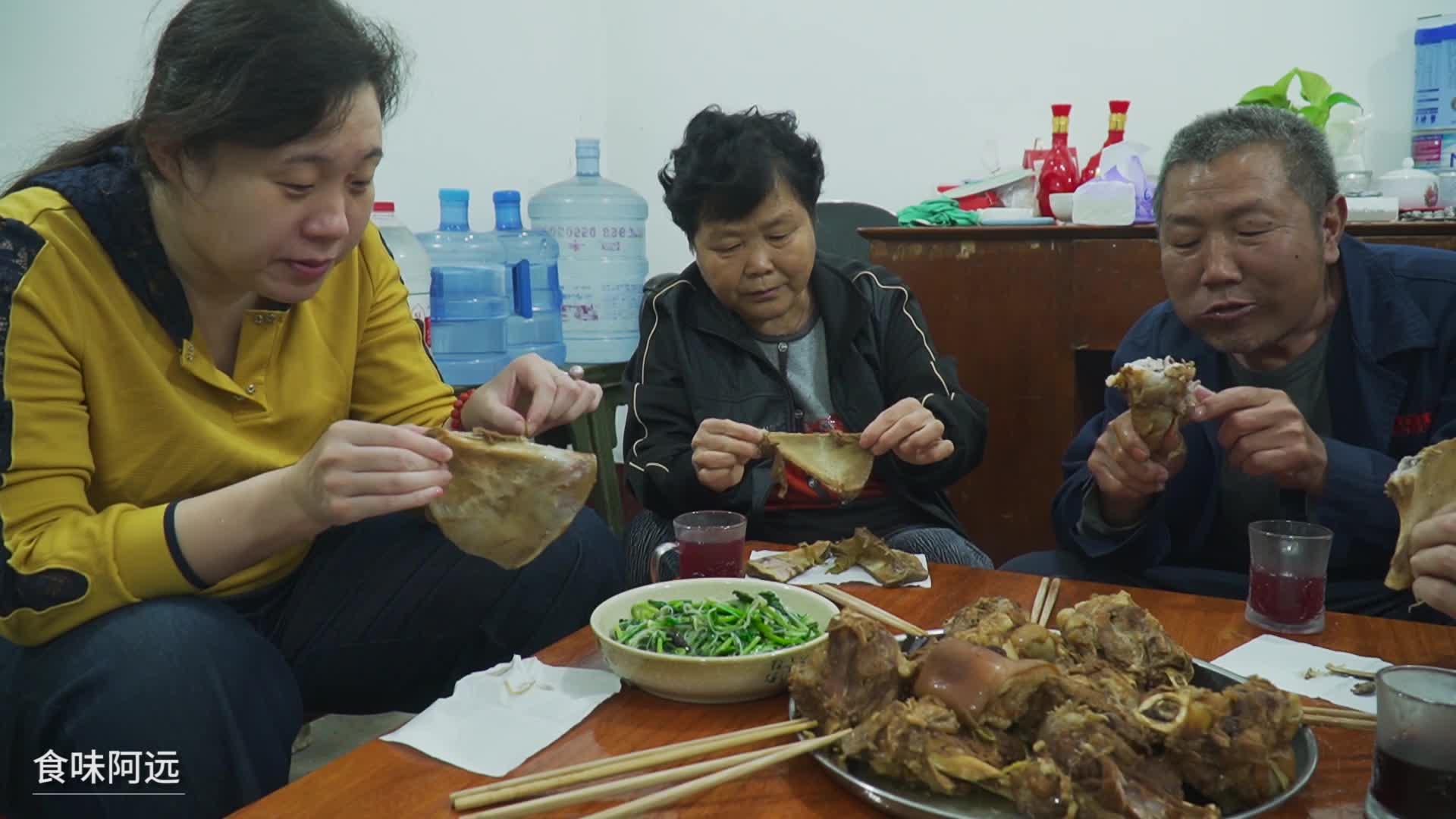 阿远剁了根25斤的猪大腿炒盘木须肉又切盘蒜泥白肉吃过瘾了