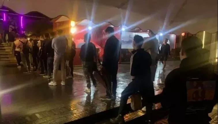 成都mc在成都甚至全国的gay圈其实早已小有名气,就算不组织活动,每逢
