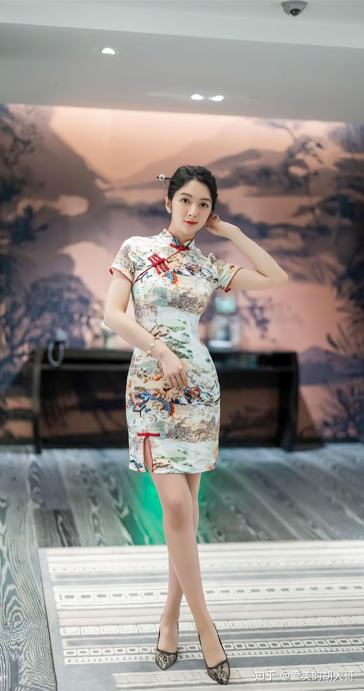 美女穿搭旗袍搭黑色高跟鞋玉腿修长浑圆尽显东方神韵