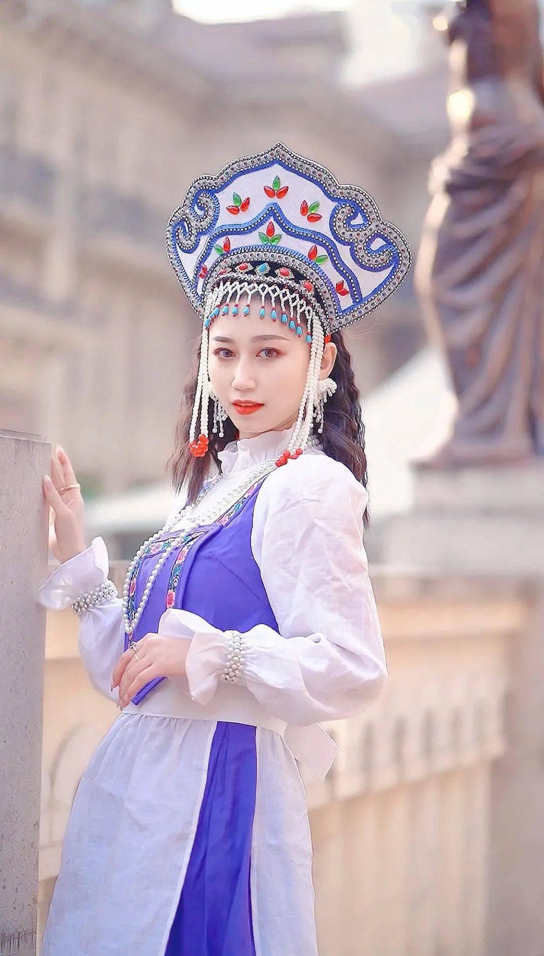 国美少年95后姑娘拍摄56个民族服饰收获8000万点赞并被人民日报转发