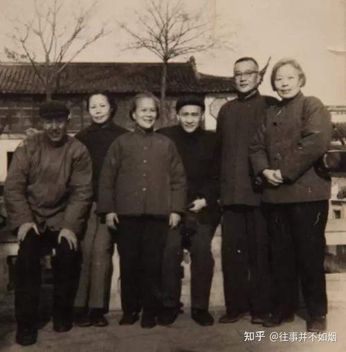 1963年,因燕京的老同学周游(《北京日报》首任总编辑)向吴晗推荐,程