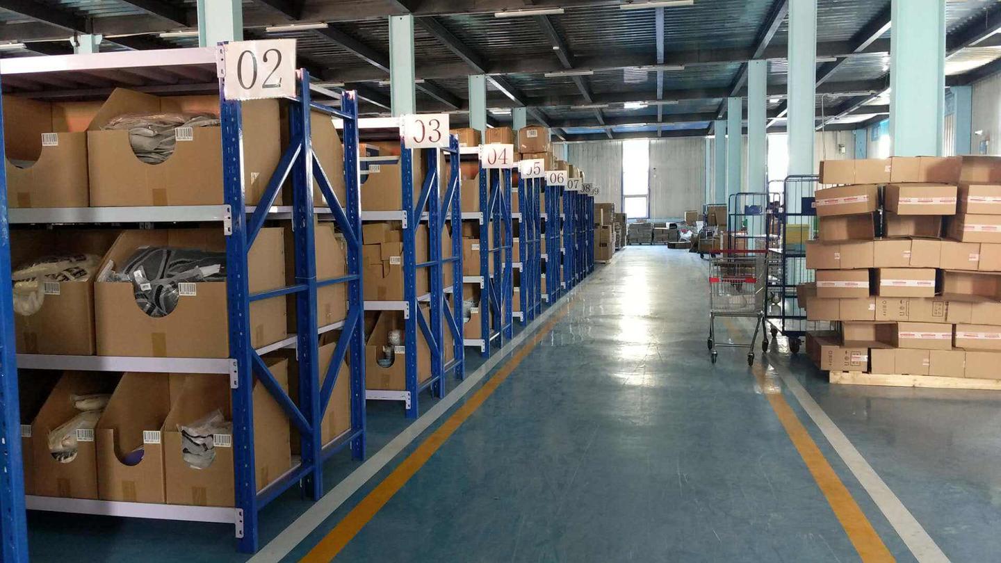 上海电商仓库是如何处理复杂的服装仓储的问题的