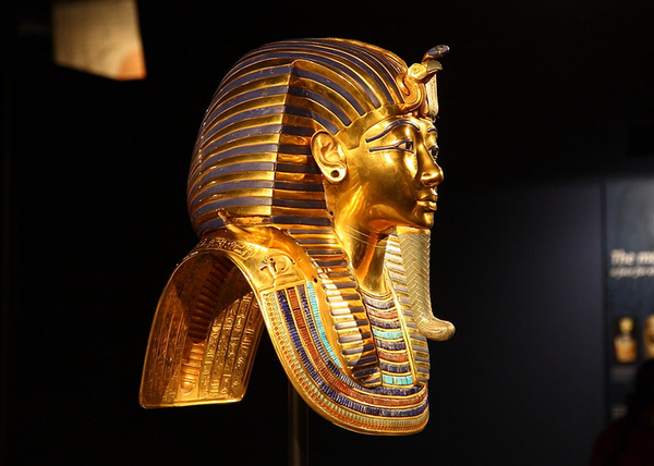 象征上,下埃及(上埃及以神鹰为保护神,下埃及以蛇神为保护神) 下面垂