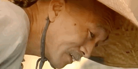 但他若真伤心了,又能让在座的各位心跟着抽疼.