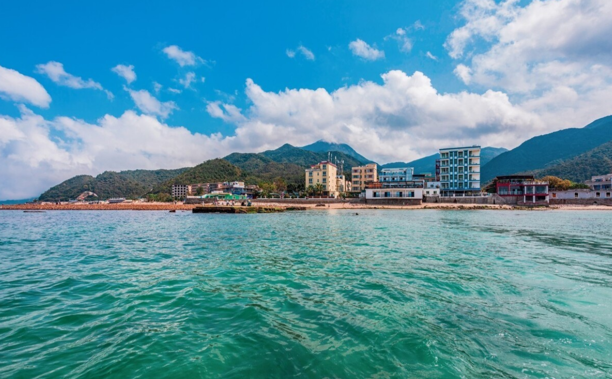 包括南澳海滨观光,悠闲游较场尾小镇,杨梅坑,中英街和深圳湾等,旅行社