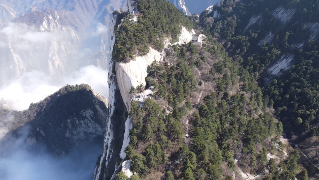 传说,箫史,弄玉到了华山中峰,仍是夜夜把笙箫声送入九天.