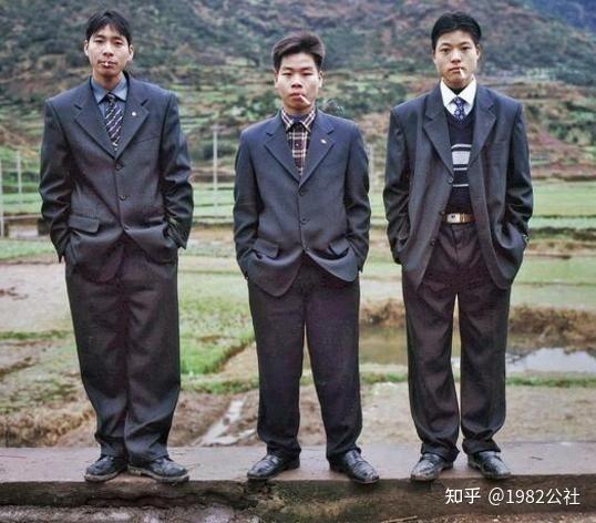 90年代小镇青年对oversize穿搭的理解显然十分到位,斜纹领带,格子