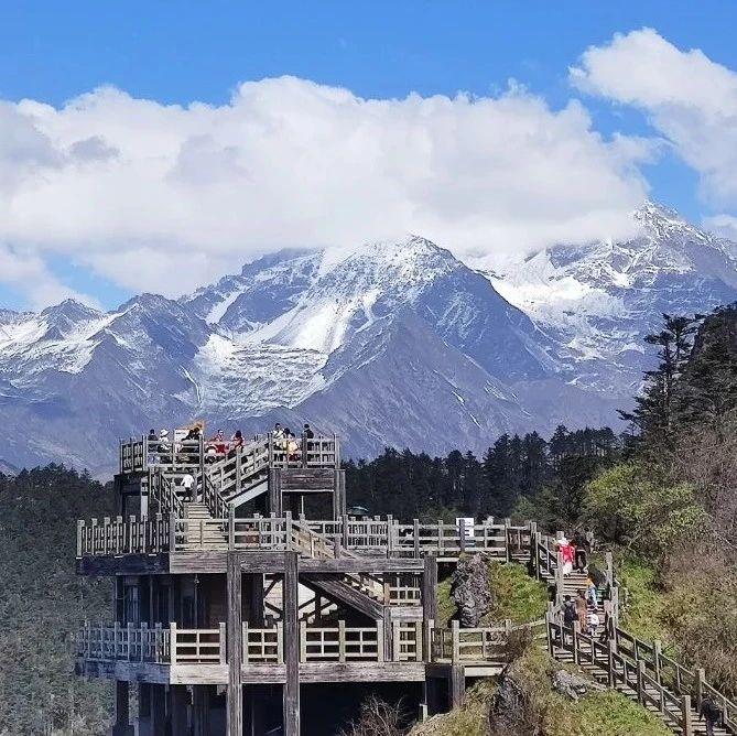 西岭雪山景区暂停对外开放滑雪场暂停接待游客3天