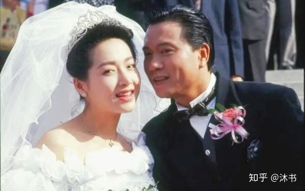 1992年,34岁的恬妞因戏生爱带着女儿嫁给了偶像万梓良