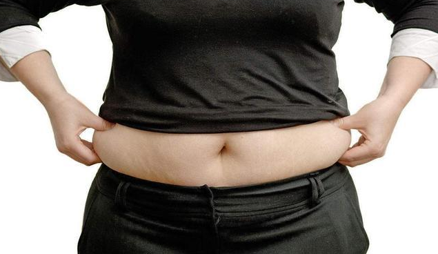 生活中你有没有注意到,男人往往先胖肚子,女人往往先胖腰?