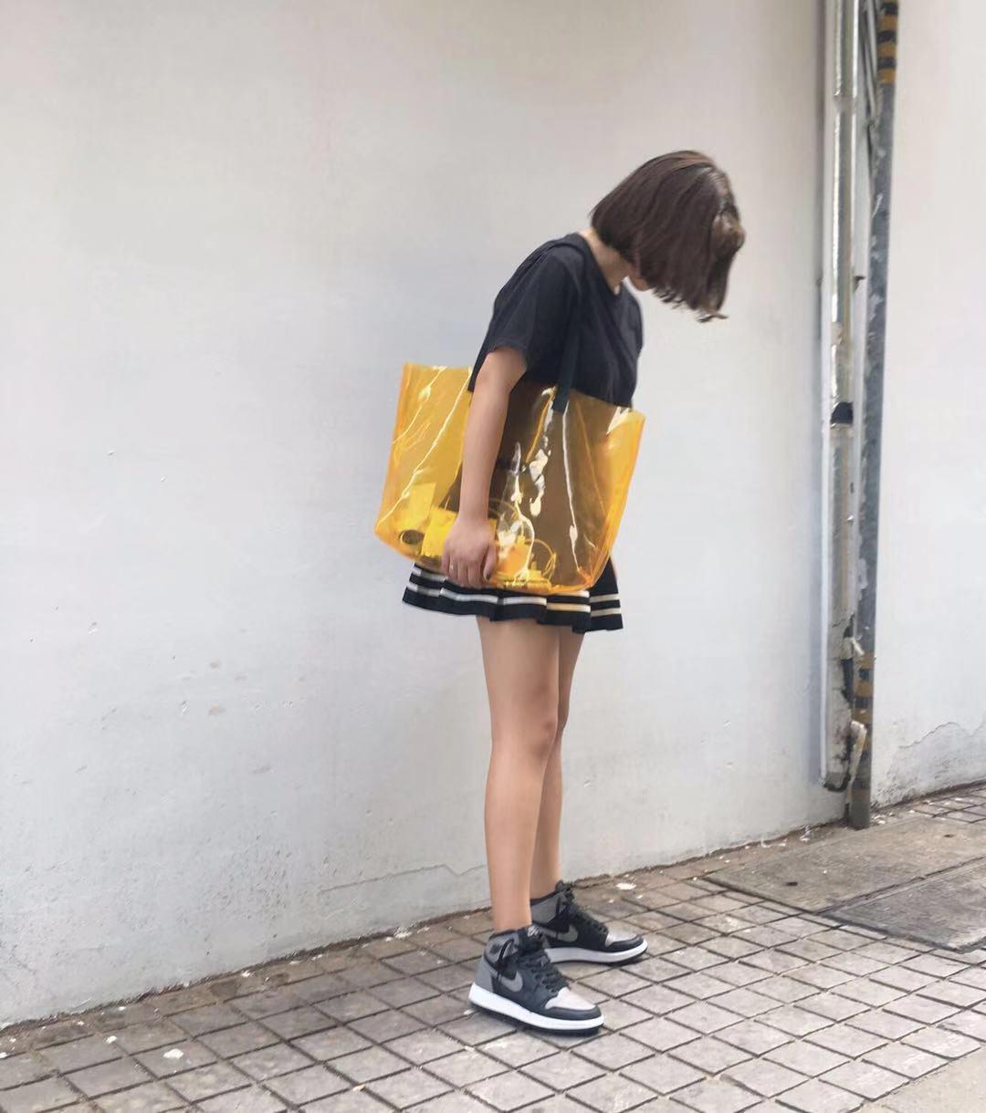 自信阳光且有个性的女孩子穿了球鞋会很好看