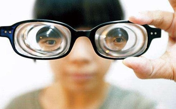 超高度近视如何摘镜prl晶体植入为患者摆脱高度近视烦恼