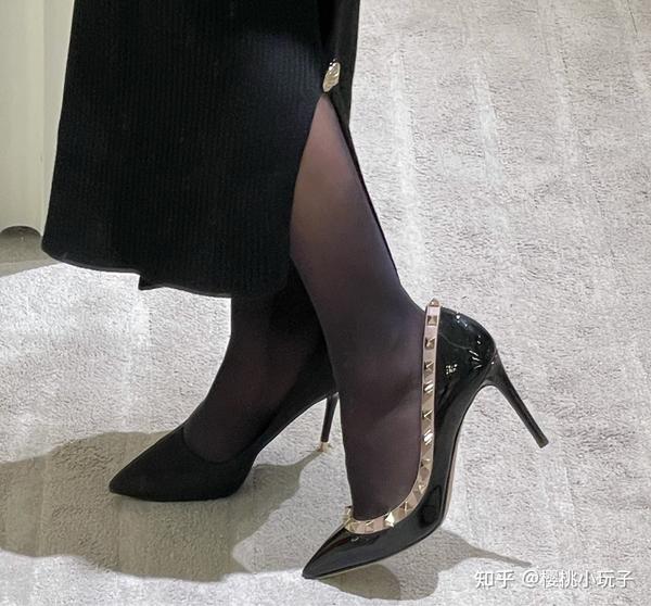黑色丝袜搭配起来还是要搭配深色系的高跟鞋,怎么看都好看呀