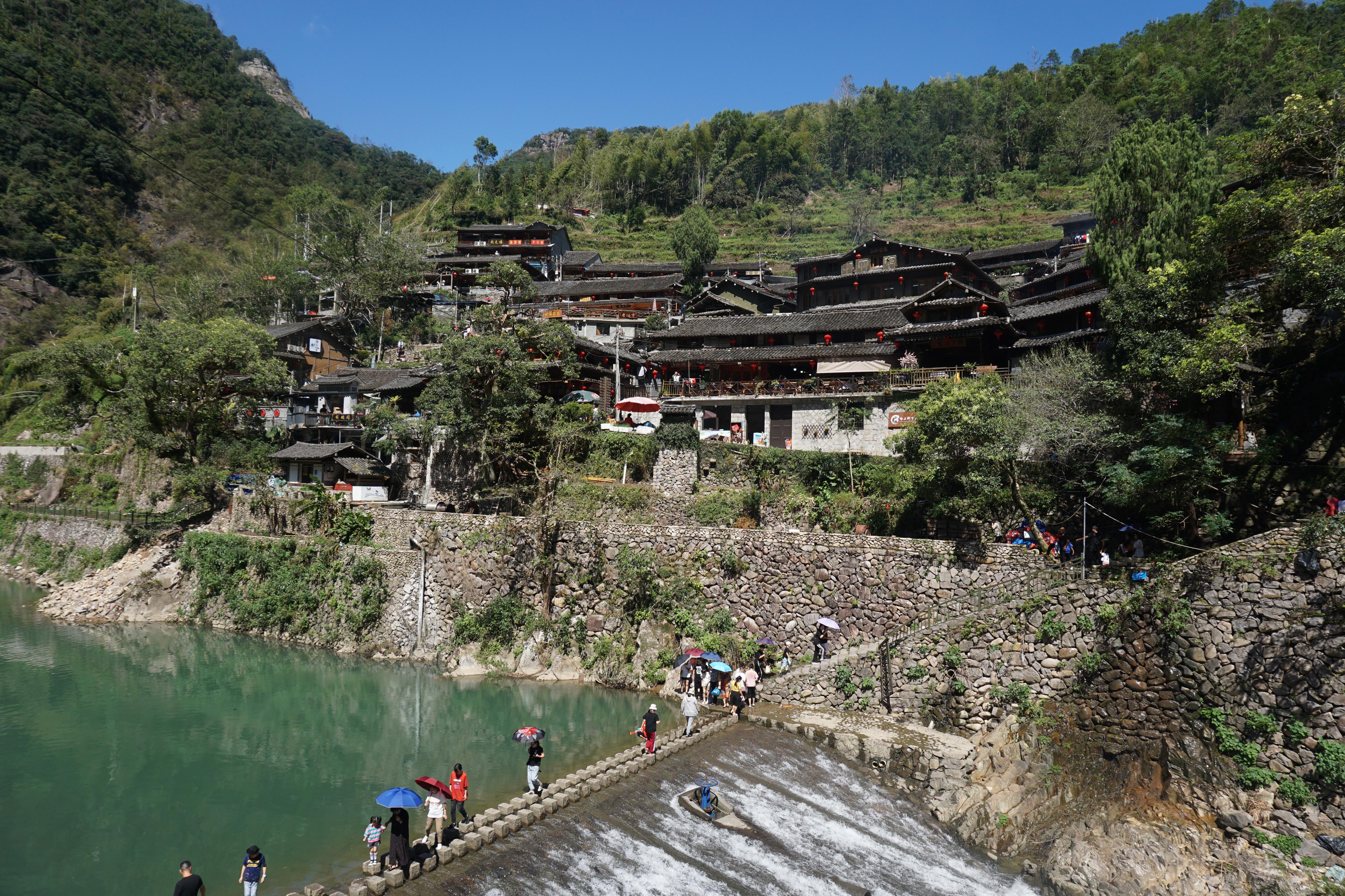 简介: 岭上人家位于浙江省温州市永嘉县岭上古村,是一座半山田园古