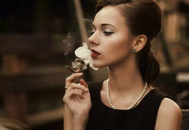 抽香烟的女人
