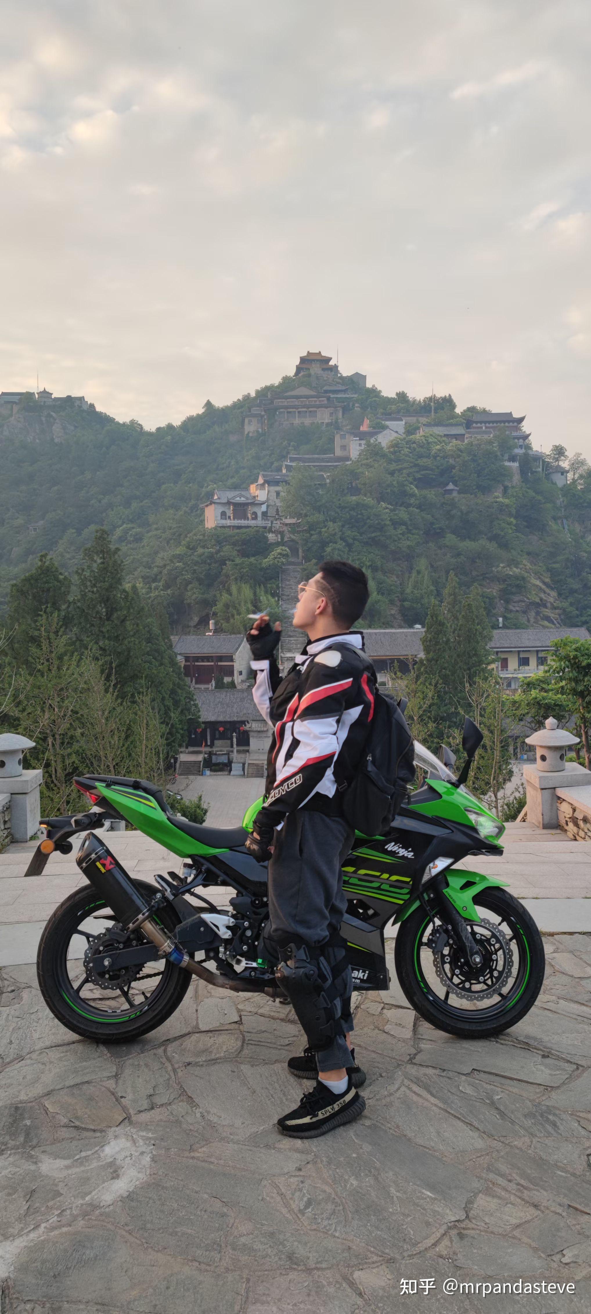 本人刚满18周岁喜欢机车请问一下川崎的ninjia400和ktmrc390那个适合