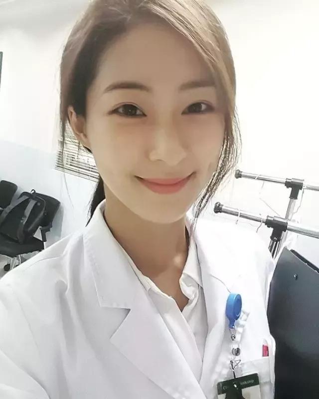 当这个韩国女医生脱下白大褂,震惊了整个病房.