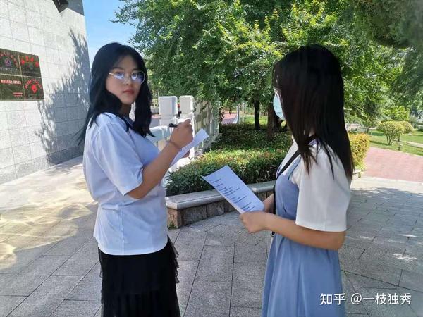 图为实践成员采访当地大学生.姜婷婷 供图