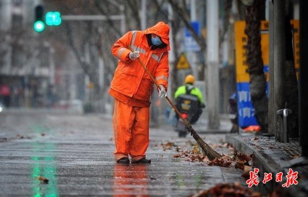 武汉:全市环卫工人疫情中顶风冒雨,工作在第一线