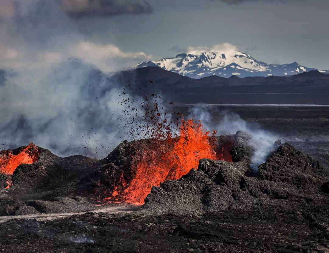 冰与火之歌,通过影片感受不一样的冰岛火山