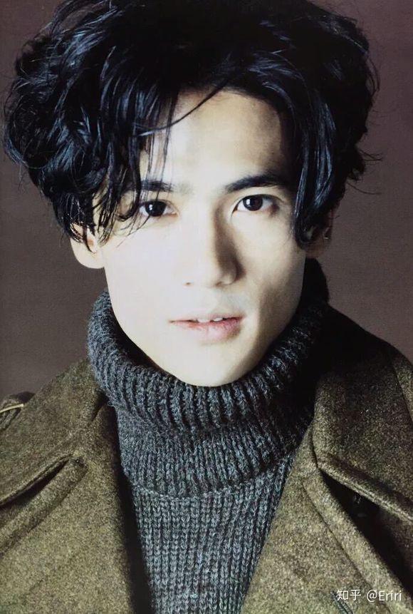 为什么日系摇滚乐团里总有几个神颜,而偶像团体的颜值